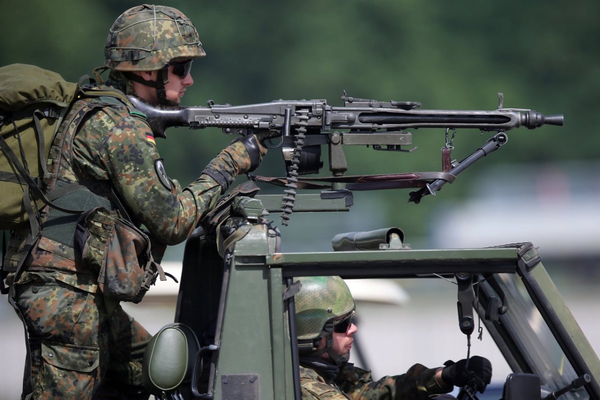 Soldaten der Bundeswehr mit einem Maschinengewehr M3