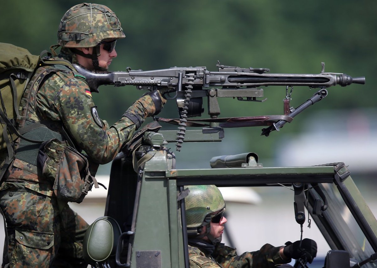 Soldaten der Bundeswehr mit einem Maschinengewehr M3