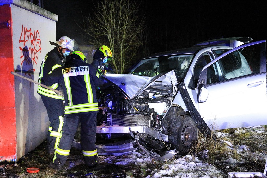 Auf der B4 bei Sonderhausen krachte eine Mercedes-Fahrerin in ein Bahnhäuschen.