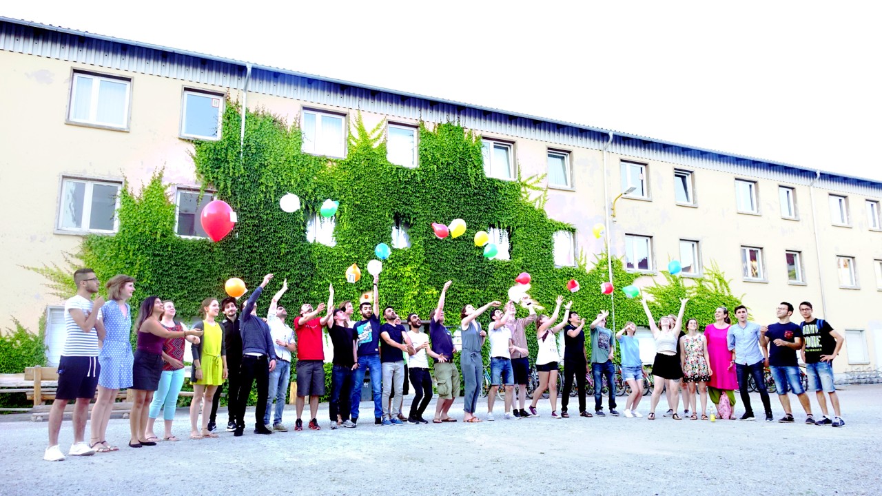 Anlässlichs des Weltflüchtlingstages, schrieben die Besucher des Sprachcafés Wünsche auf Ballons.
