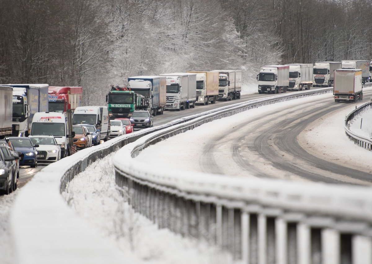 Stau auf Autobahn wegen Sturmtief Egon