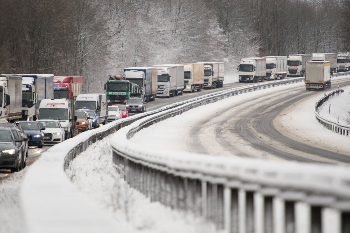 Stau auf Autobahn wegen Sturmtief Egon