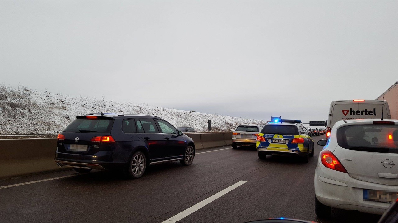 Die Polizei auf dem Weg zum Unfall auf der A4 bei Bucha.