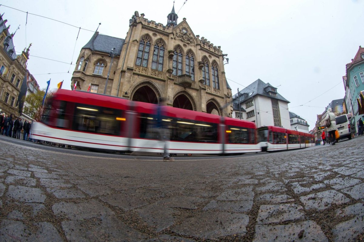 Straßenbahn auf dem Fischmarkt vor dem Rathaus in Erfurt