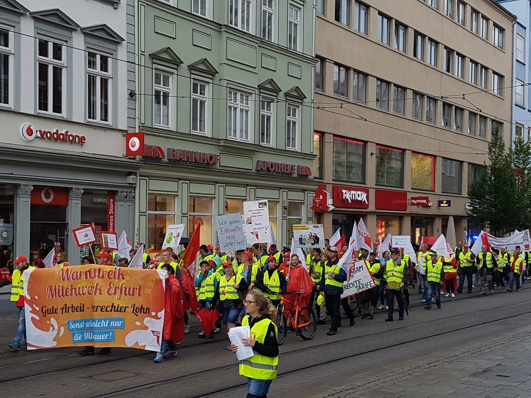 Die Arbeiter des Milchhofes ziehen durch die Erfurter Innenstadt.