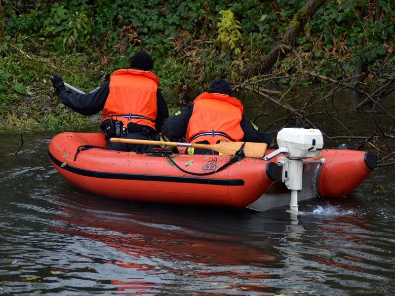 Polizisten suchen auch mit einem Schlauchboot auf der Werra bei Bad Salzungen nach einem vermissten einjährigen Jungen.