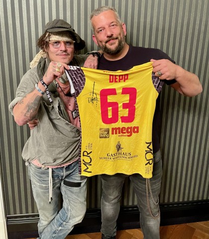 Johnny Depp hat ein Trikot für die Suhler Wölfe signiert. 