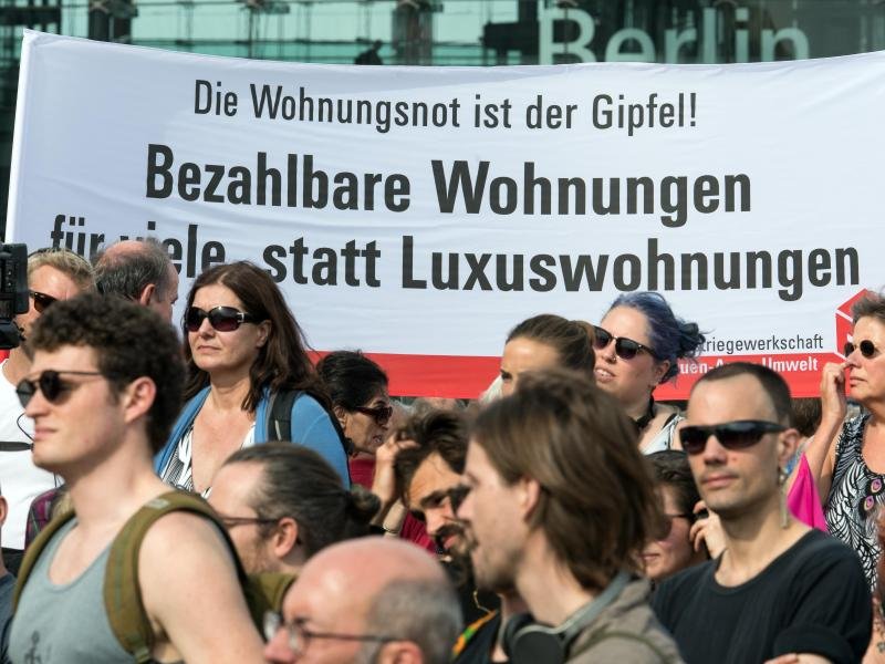 Teilnehmer einer Kundgebung demonstrieren unter dem Motto "Zusammen gegen #Mietenwahnsinn".
