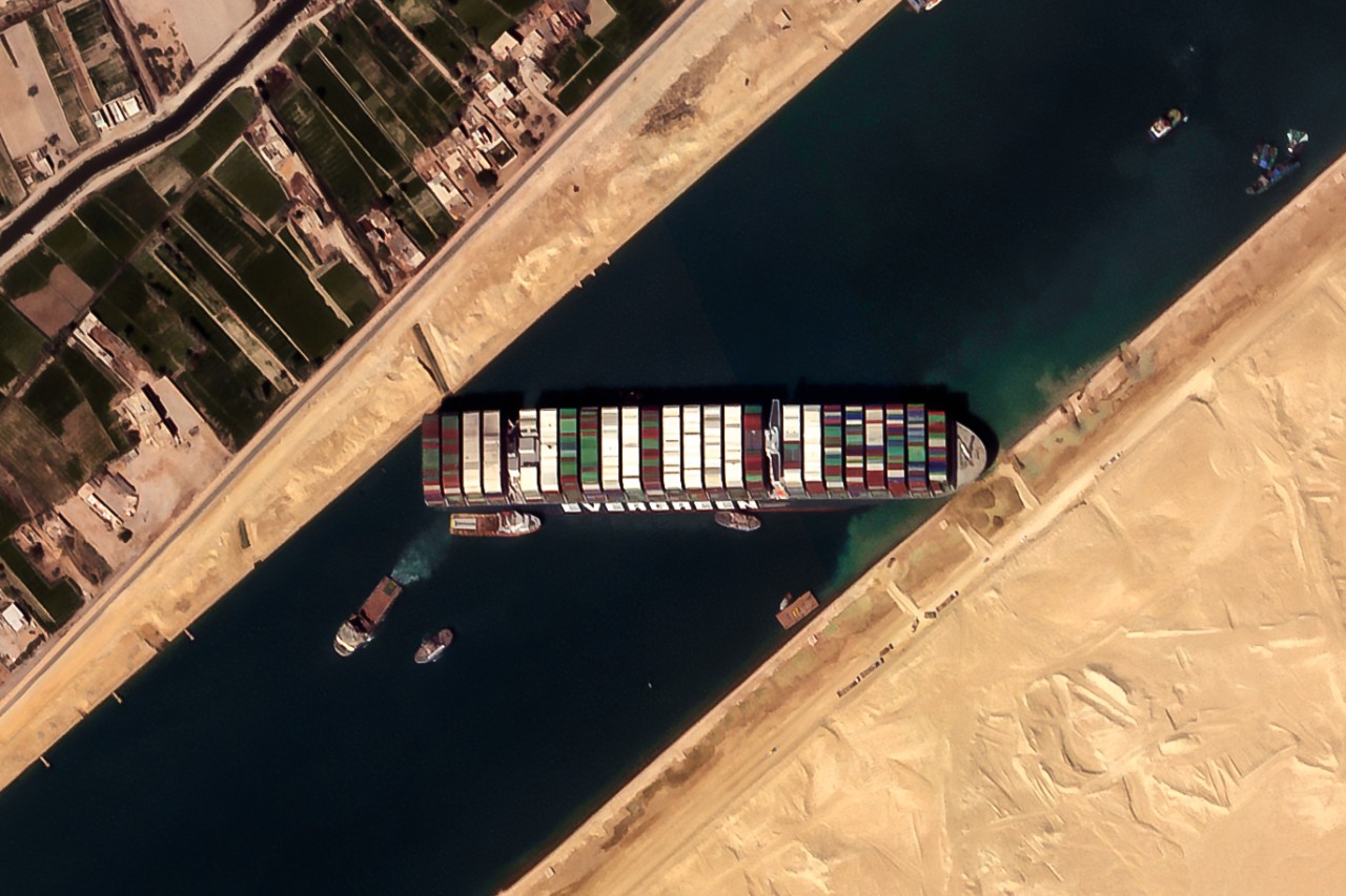 Die Ever Given blockierte im März 2021 tagelang den Suezkanal, eine wichtige Wasser-Handelsstraße. 