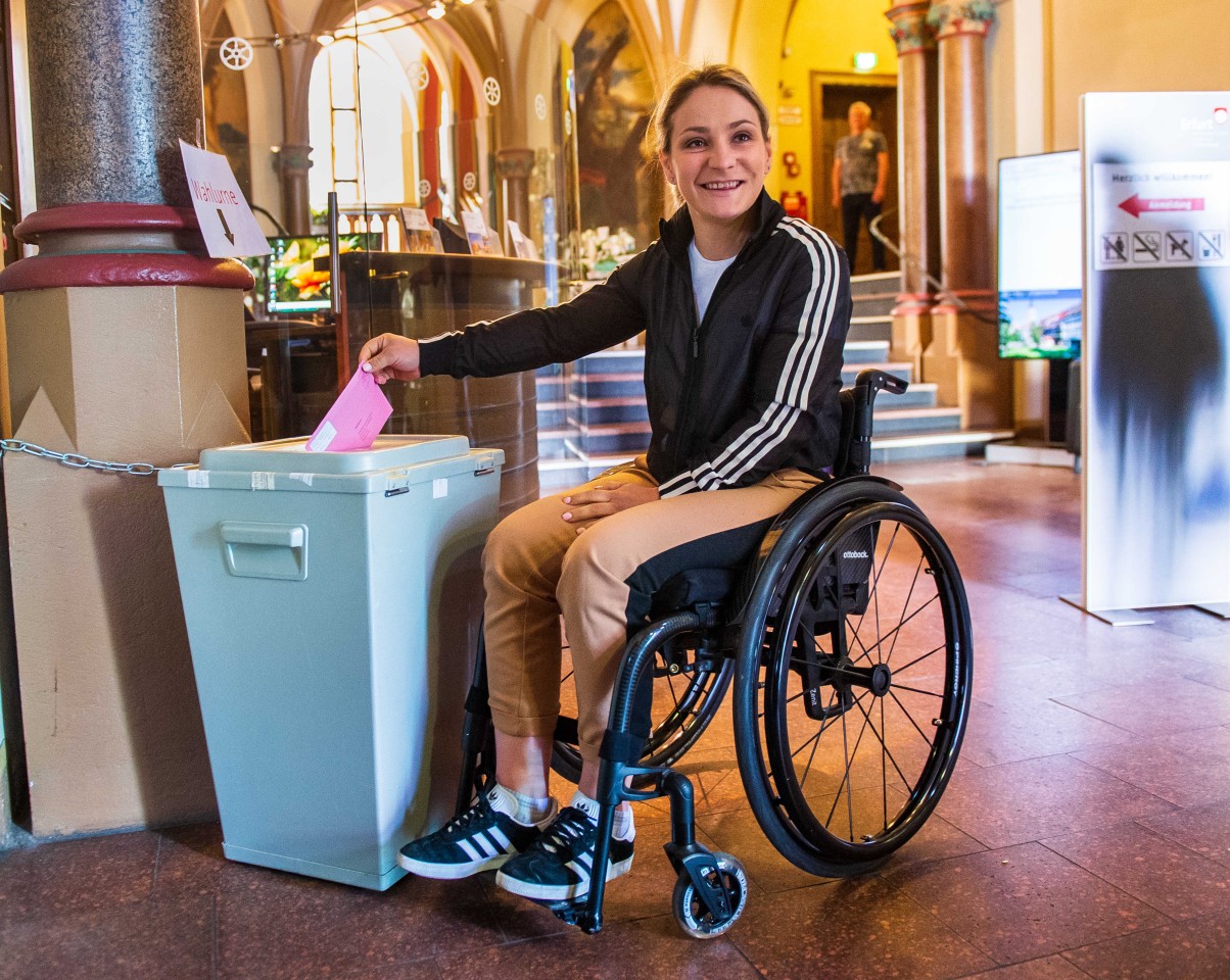 Kristina Vogel  bei der Stimmabgabe zur Stadtratswahl 2019 in Erfurt