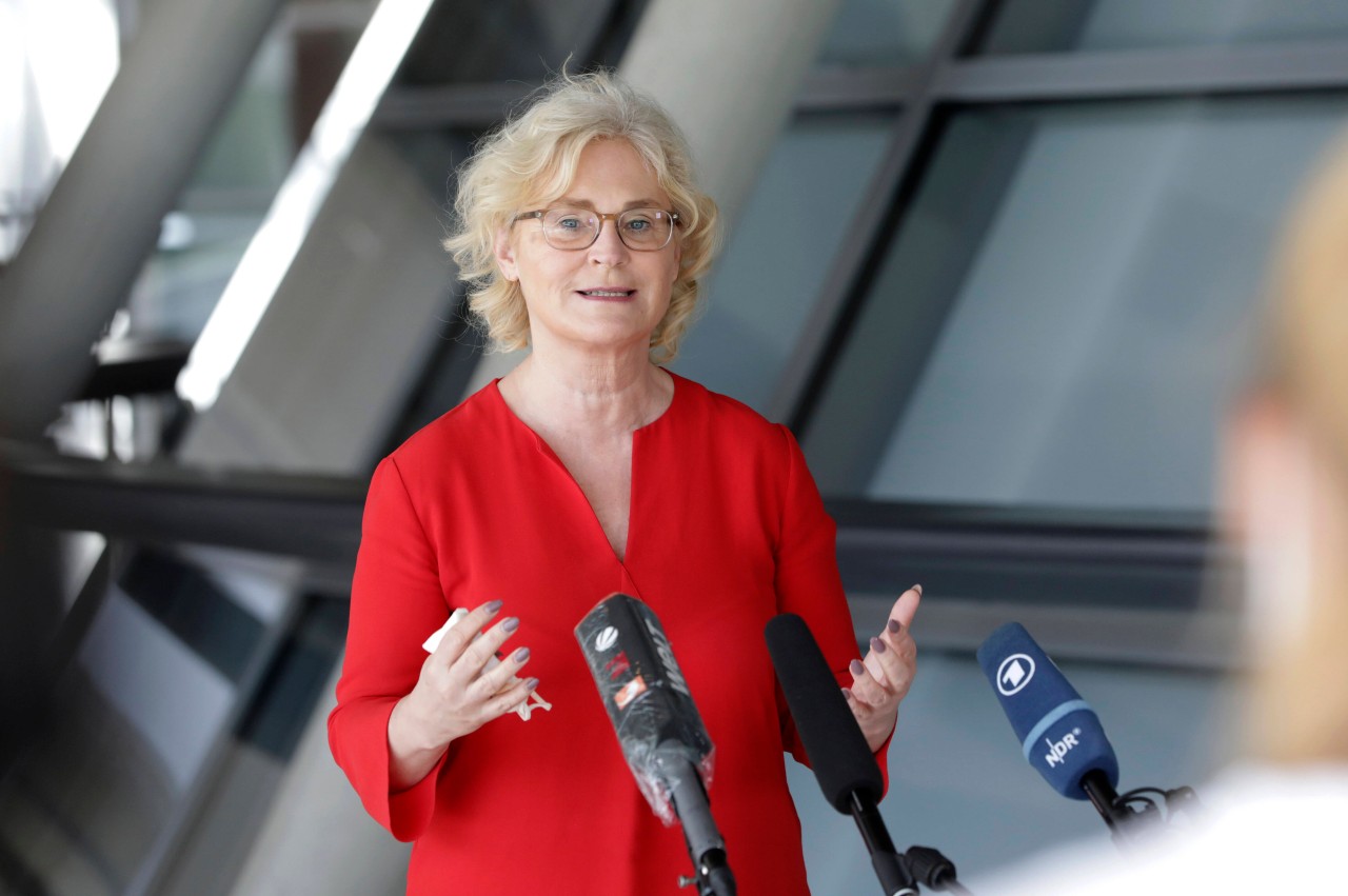 Thüringen: Christine Lambrecht (SPD) will die Maskenpflicht prüfen lassen. 