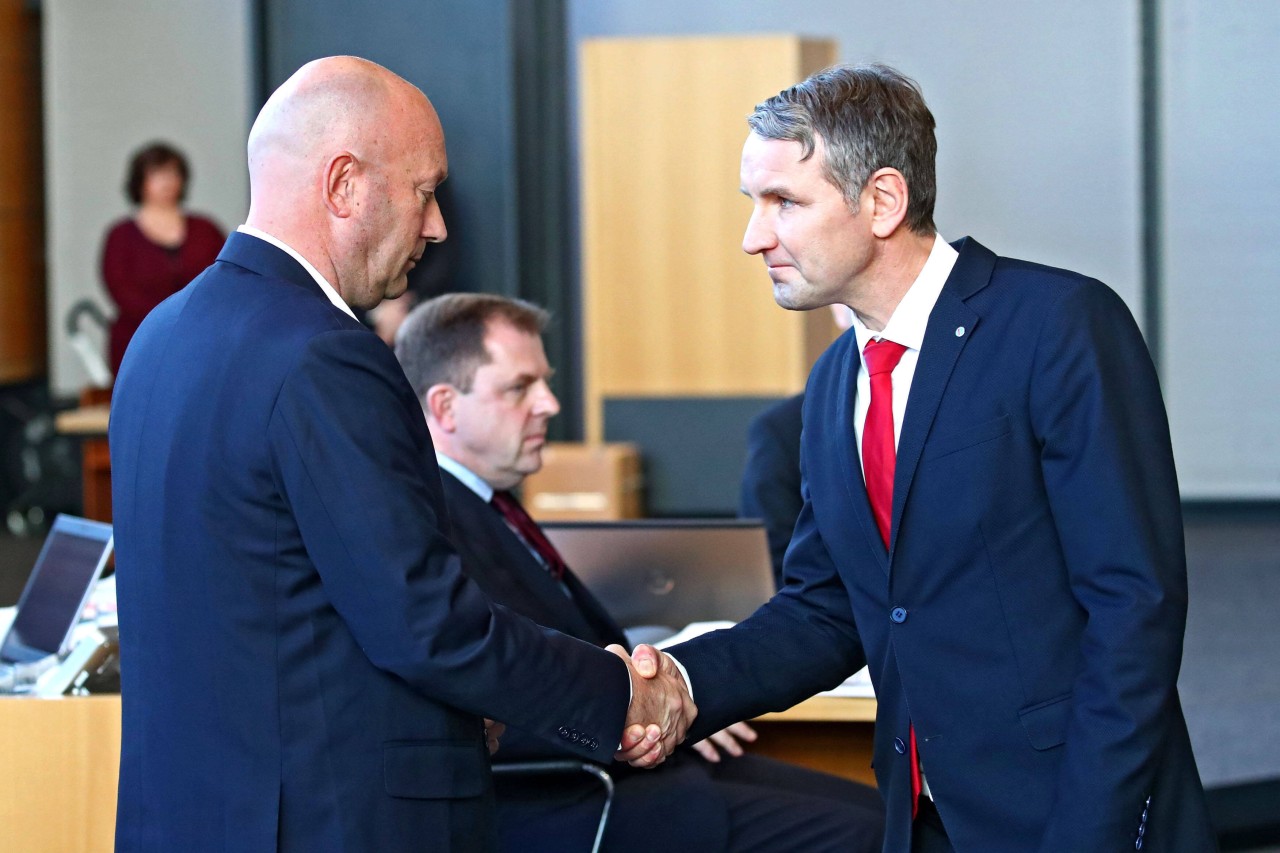 AfD-Chef Björn Höcke gratuliert Thomas Kemmerich (FDP) zur Wahl. (Archivbild)