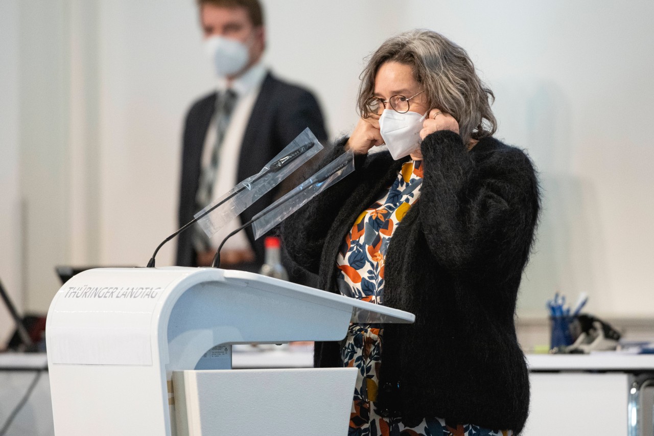 Thüringens Gesundheitsministerin Heike Werner (Linke) warnt vor einem verfrühten Ende der Maskenpflicht. 