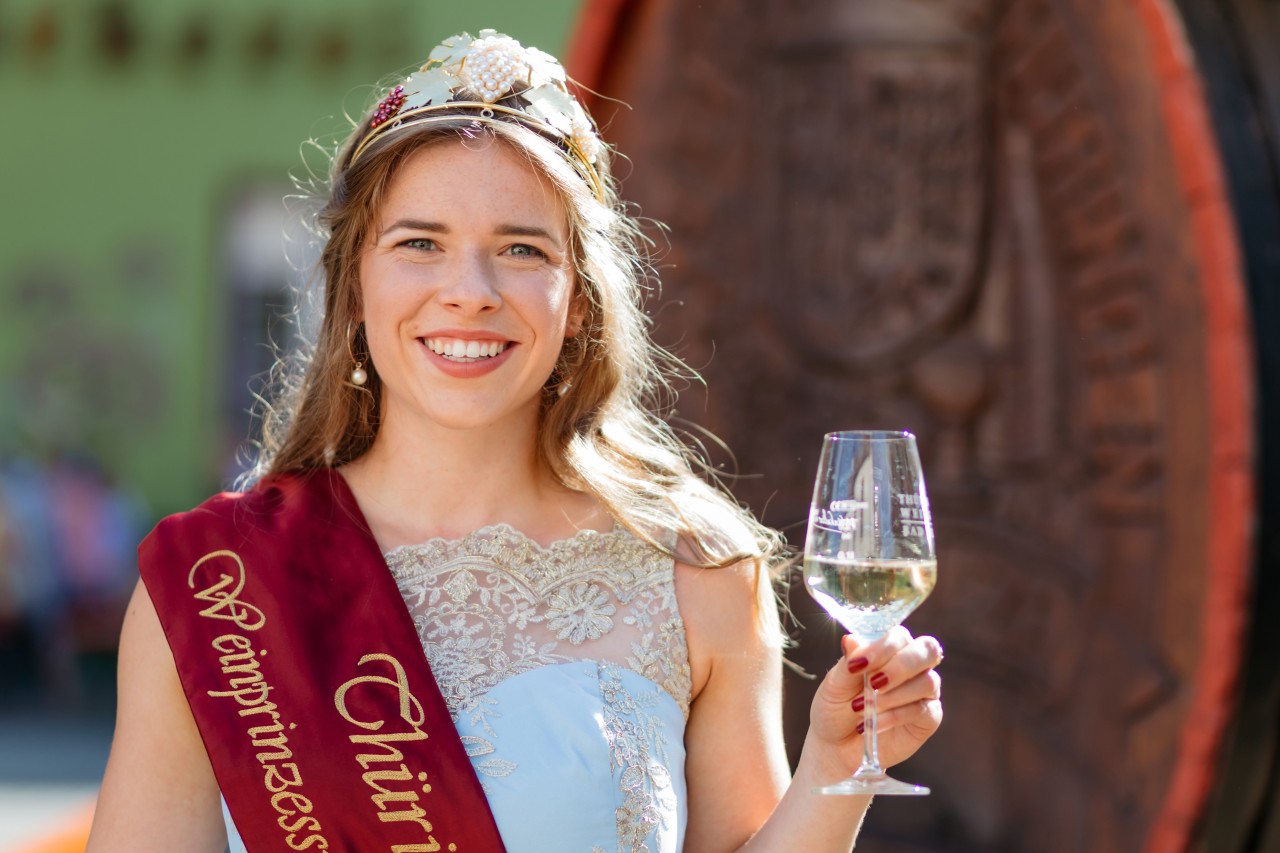 Stefanie Klöck ist die neue Thüringer Weinprinzessin 2018/19. Ihre Krönung war der Höhepunkt des 26. Thüringer Weinfestes in Bad Sulza.