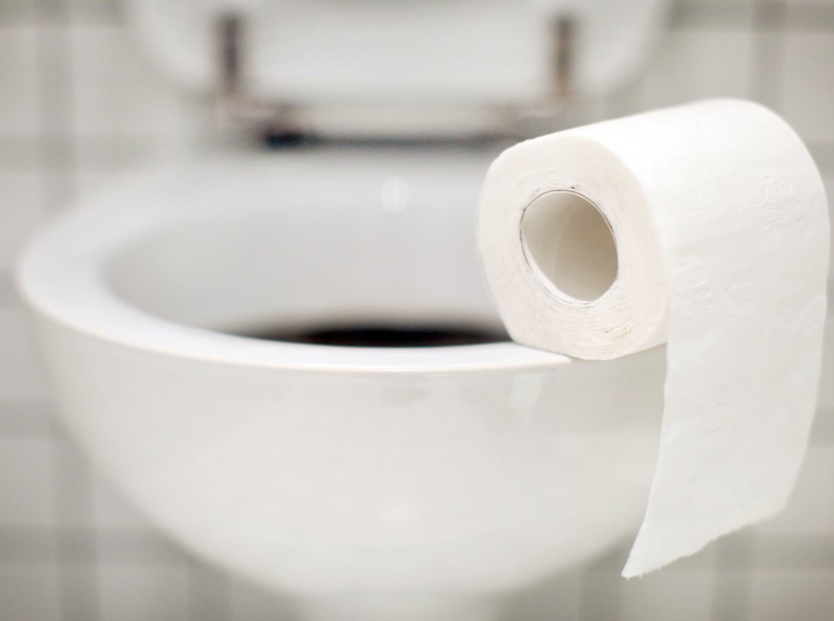 Toilettenpapier auf einer Toilette