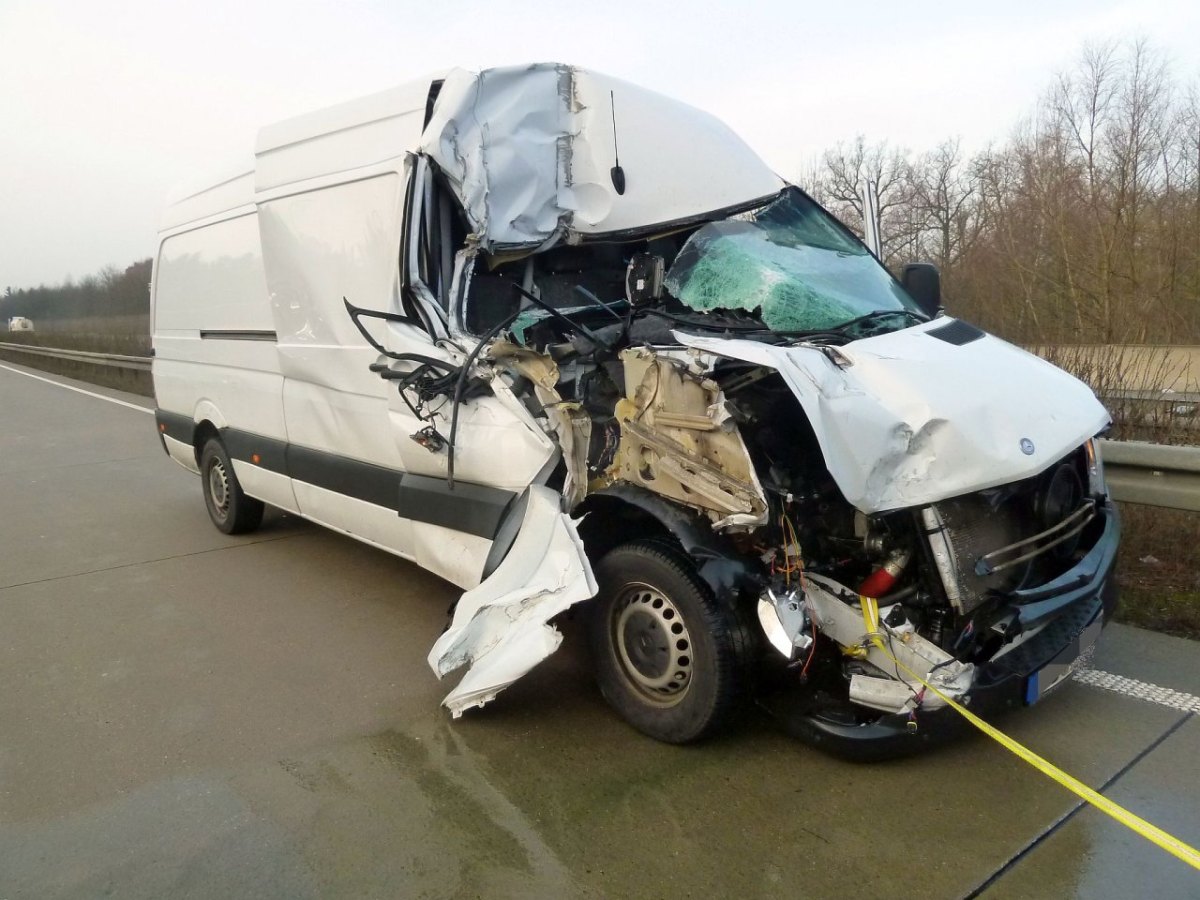 Transporter bei Unfall auf A9 beschädigt