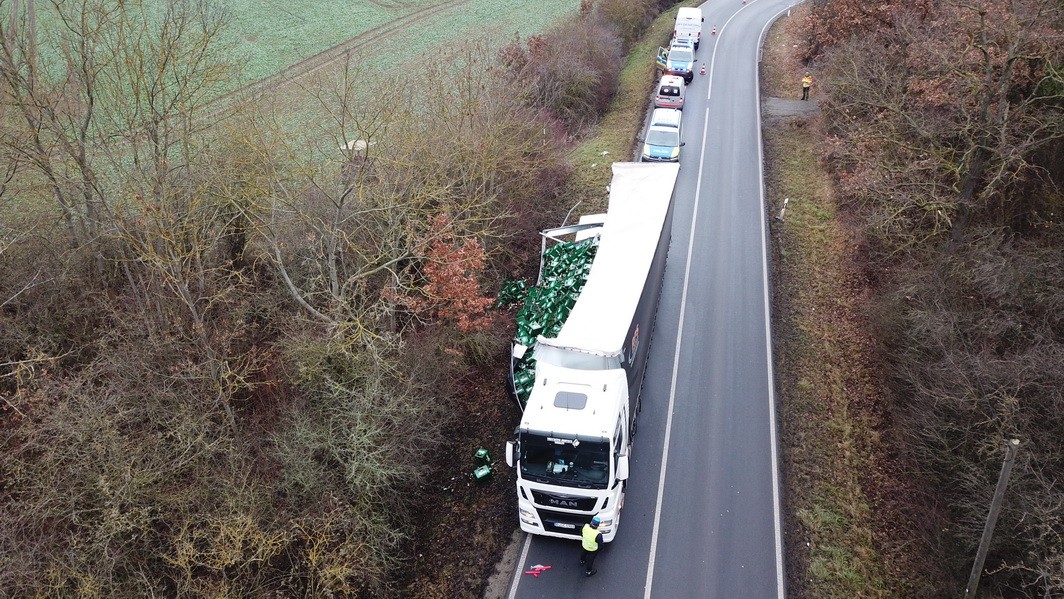 Polizei sperrt die Landstraße, um die köstliche Ladung zu retten.