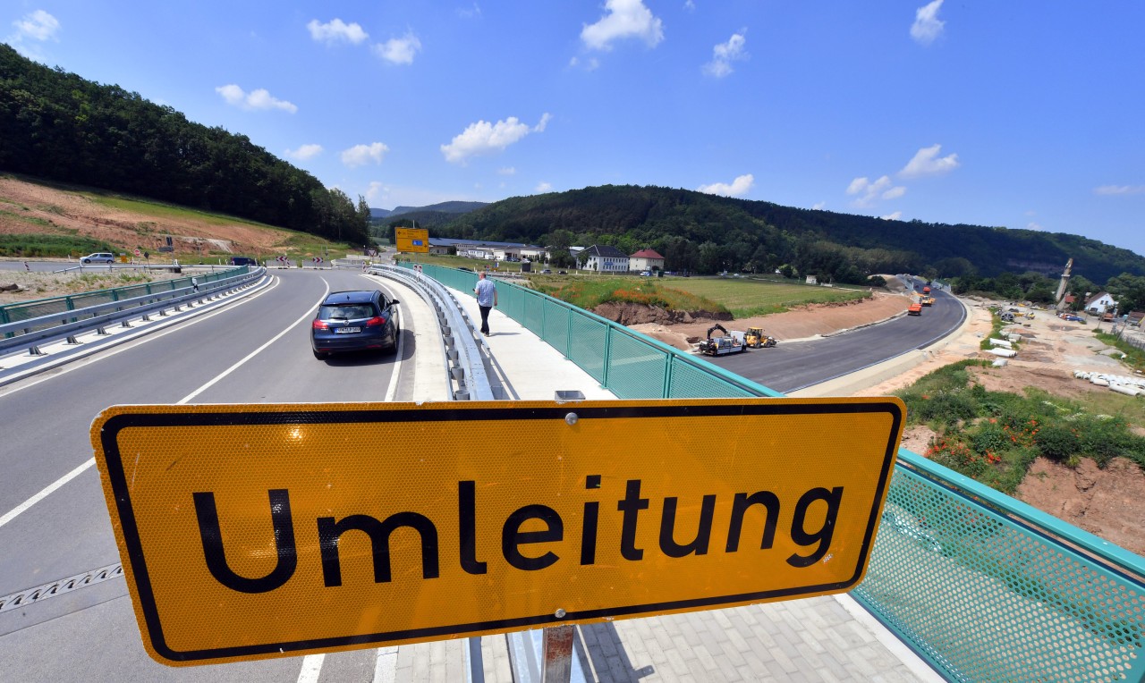 Ein Umleitungs-Schild steht an der Neubaustrecke bei Rothenstein (Thüringen) während der Bauarbeiten der zukünftigen Ortsumgehung.