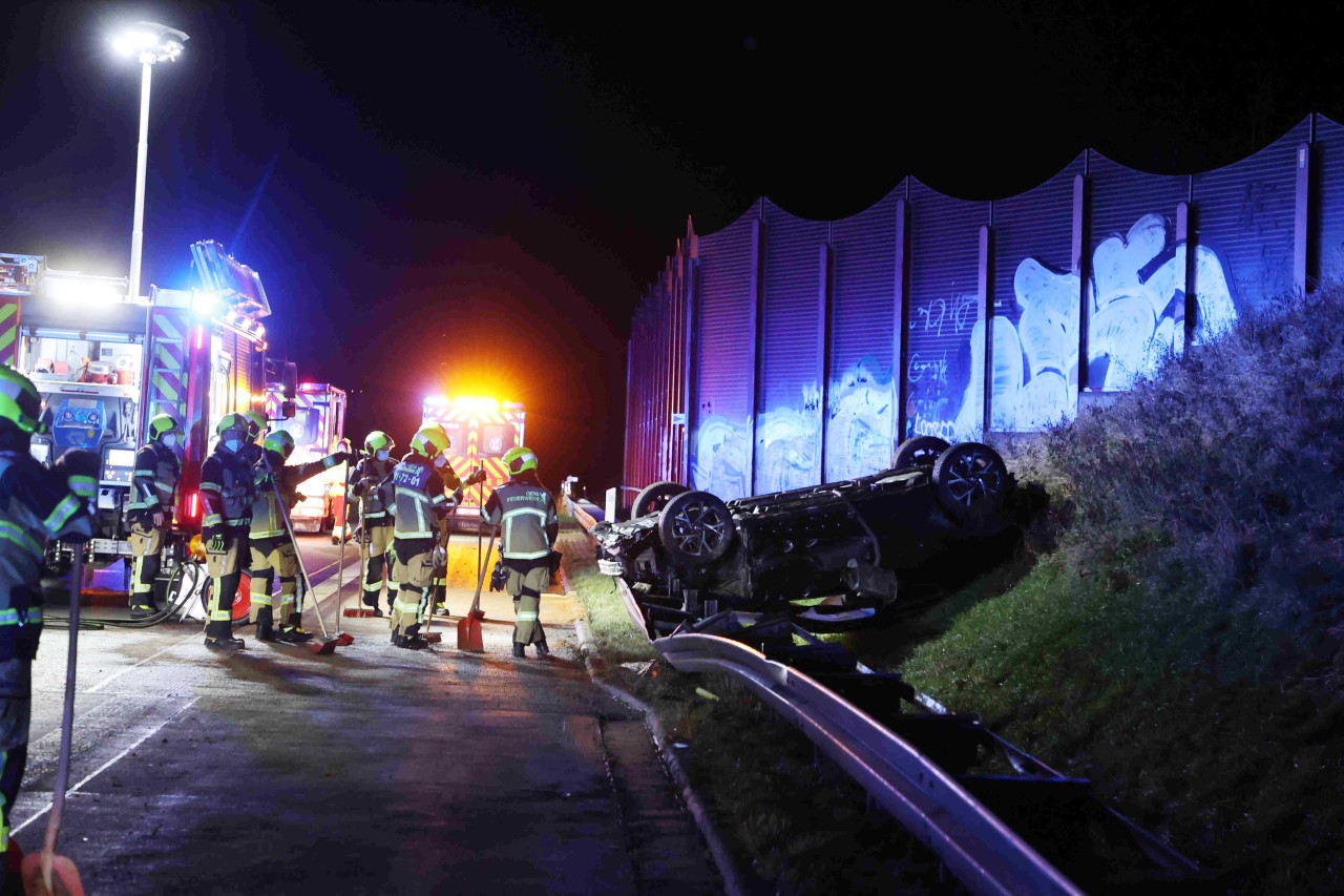 Bei einem Unfall auf der A4 bei Gera wurden drei Menschen schwer verletzt. 
