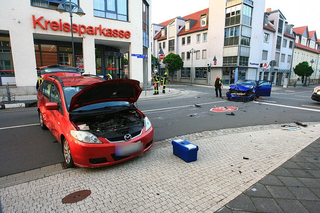 Sondershausen: Ein 22-Jähriger überfährt ein Stoppschild und prallt mit einem anderen Auto zusammen. 