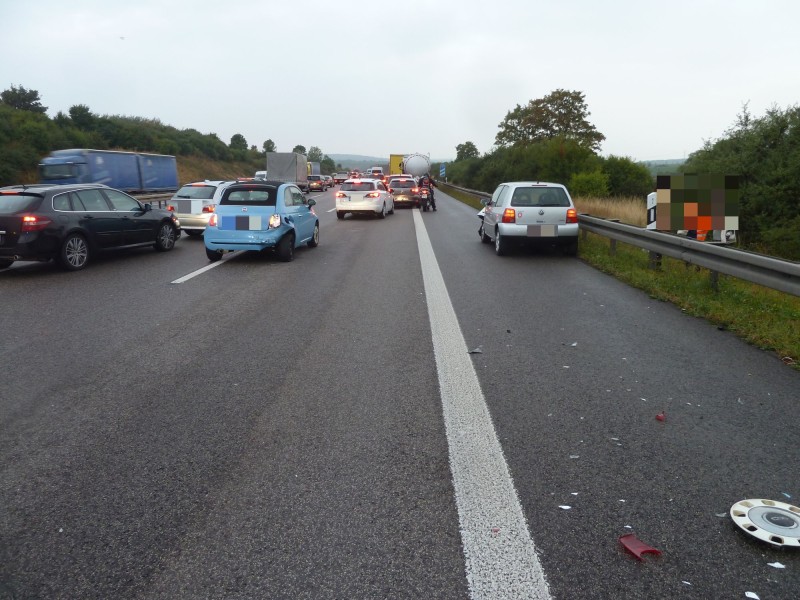 Bei zwei Unfällen auf der A4 zwischen Erfurt-Vieselbach und Erfurt-West sind am Donnerstag sechs Menschen verletzt worden. Die Autobahn war wegen der Rettungsarbeiten und Fahrbahnreinigungen zeitweise voll gesperrt. 