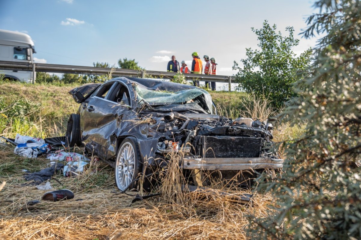 Unfall A4 Nohra Frankfurt am Main Freiwillige Feuerwehr rettet Insassen (1).jpg