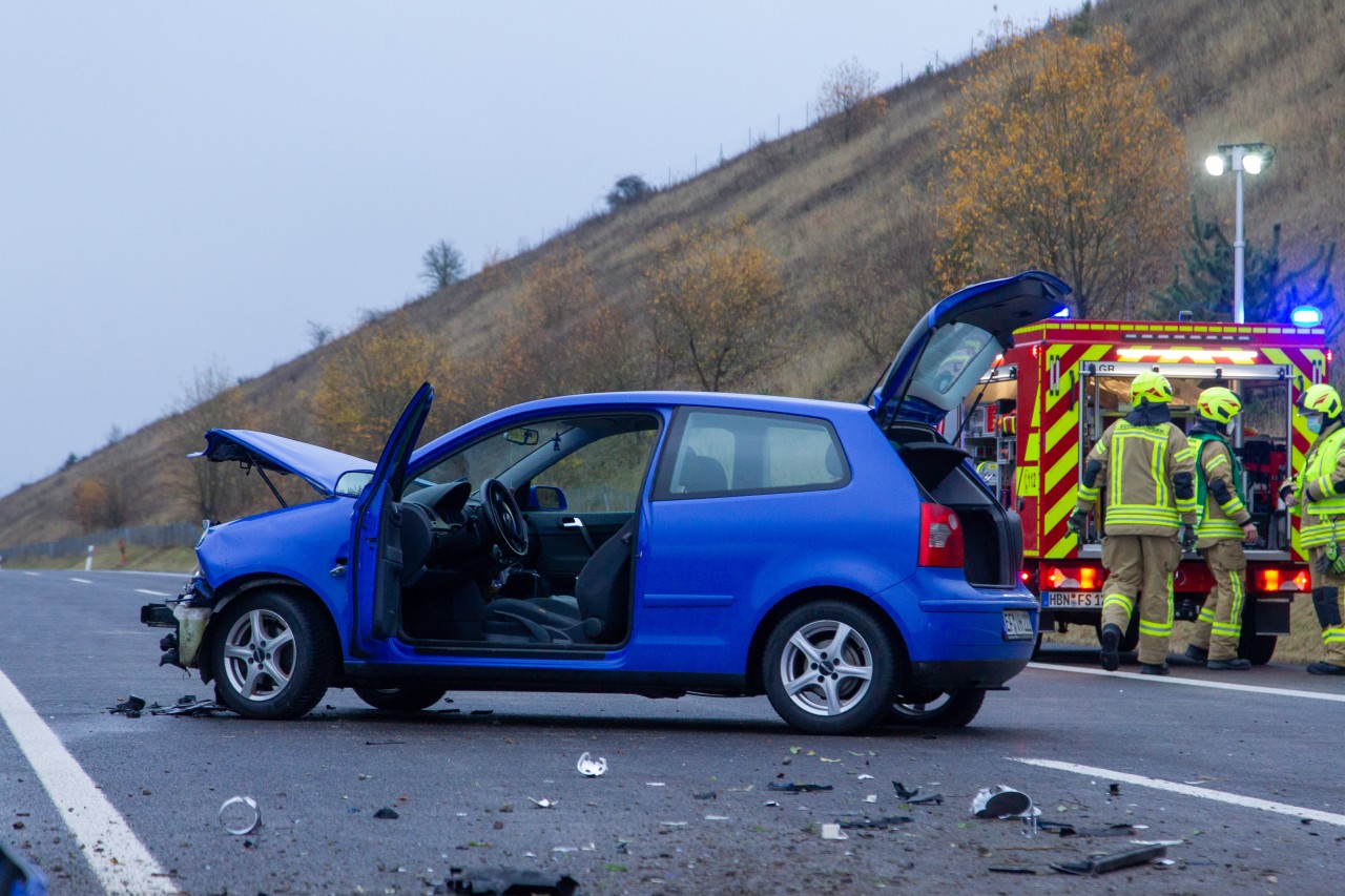 Die Fahrerin wurde bei dem Unfall auf der A73 verletzt. 