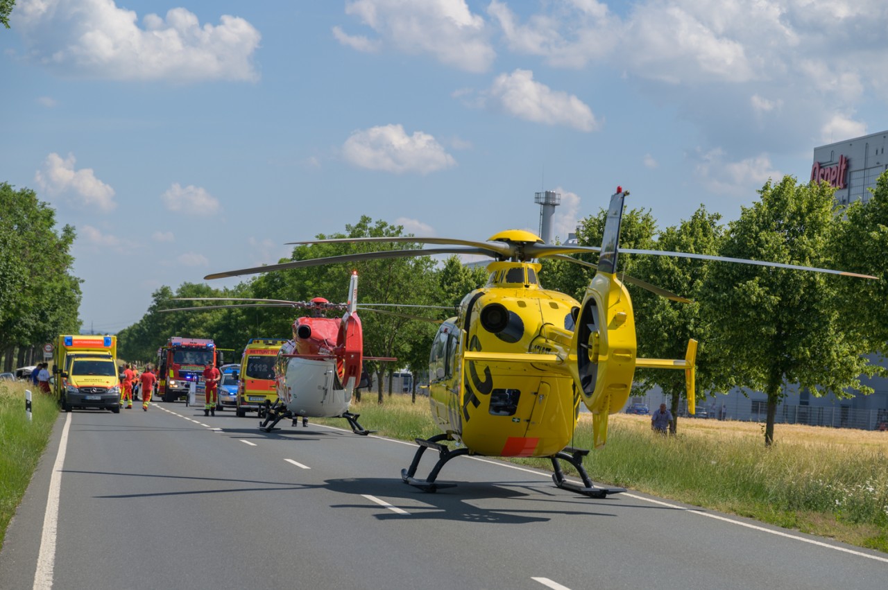 Zwei Hubschrauber landeten auf der B87. Die Straße wurde gesperrt.