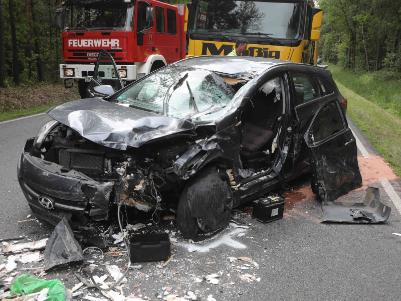 Auf einer Bundesstraße in Thüringen bei Greiz hat sich am Dienstag (28.05.2018) ein verheerender Unfall ereignet. Mindestens zwei Menschen wurden schwer verletzt. (Fotos: Bodo Schackow)