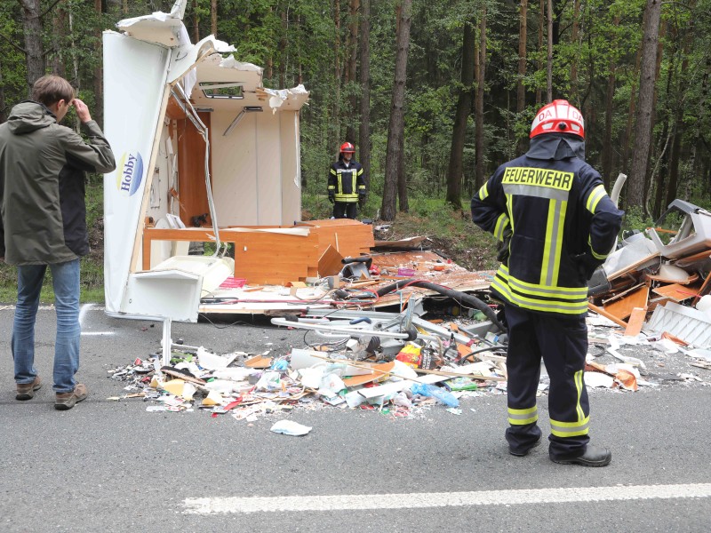 Auf einer Bundesstraße in Thüringen bei Greiz hat sich am Dienstag (28.05.2018) ein verheerender Unfall ereignet. Mindestens zwei Menschen wurden schwer verletzt. (Fotos: Bodo Schackow)