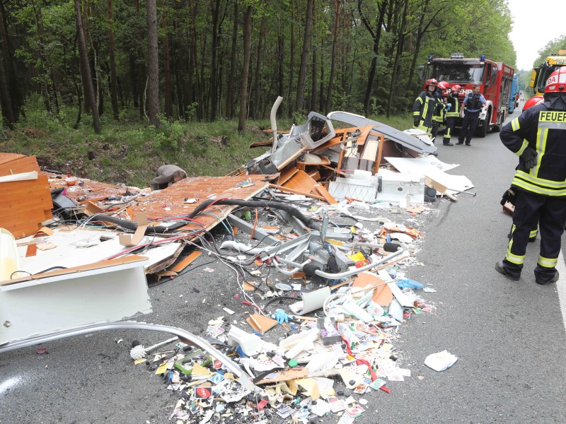 Auf einer Bundesstraße in Thüringen bei Greiz hat sich am Dienstag (28.05.2018) ein verheerender Unfall ereignet. Mindestens zwei Menschen wurden schwer verletzt. (Fotos: Bodo Schackow)