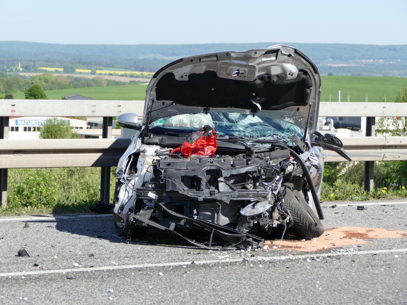 Bei einem Frontalcrash auf der B247 bei Worbis wurden drei Menschen verletzt. An beiden Fahrzeugen entstand wirtschaftlicher Totalschaden.