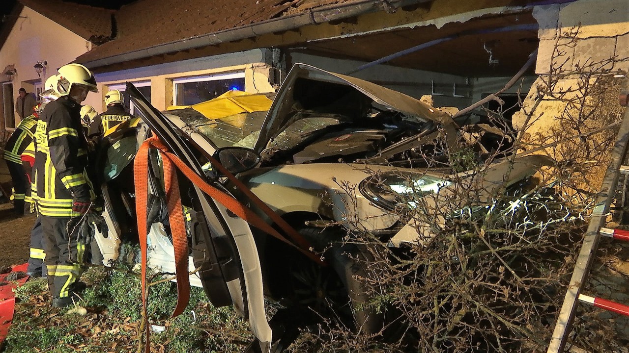 Im Kreis Sömmerda krachte ein Fahrer mit seinem Porsche gegen eine Hauswand und verursachte einen hohen Sachschaden. 