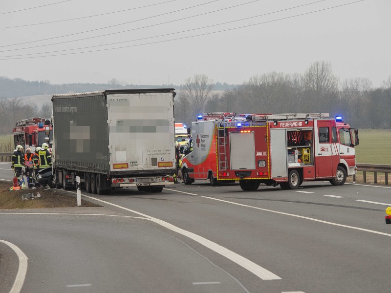 Bei einem schweren Unfall in Sömmerda sind am Montagmittag zwei Menschen tödlich verletzt worden. Ein Lastwagen ist mit einem Kleintransporter einer Erfurter Firma kollidiert. Die Bergung dauert derzeit noch an. (Fotos: Marcus Scheidel)