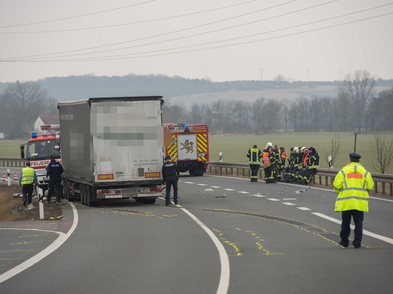 Bei einem schweren Unfall in Sömmerda sind am Montagmittag zwei Menschen tödlich verletzt worden. Ein Lastwagen ist mit einem Kleintransporter einer Erfurter Firma kollidiert. Die Bergung dauert derzeit noch an. (Fotos: Marcus Scheidel)