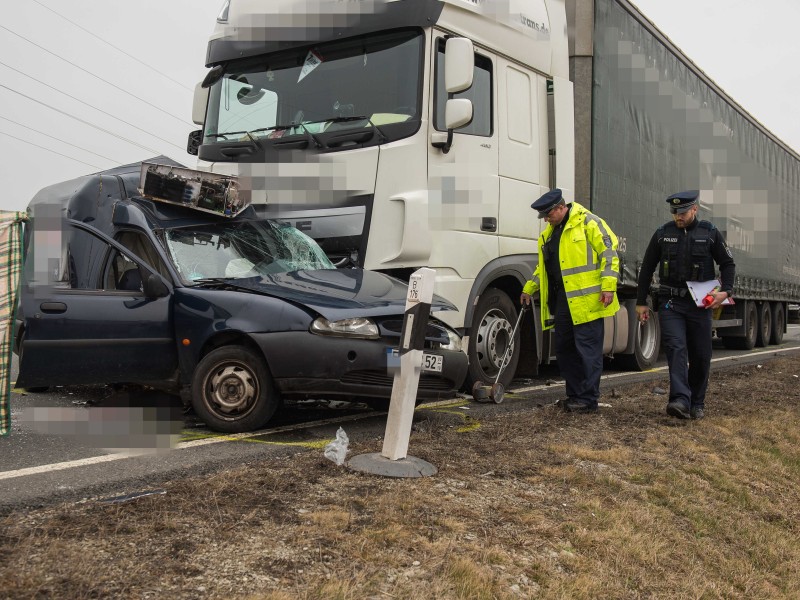 Bei einem schweren Unfall in Sömmerda sind am Montagmittag zwei Menschen tödlich verletzt worden. Ein Lastwagen ist mit einem Kleintransporter einer Erfurter Firma kollidiert. Die Bergung dauert derzeit noch an. (Fotos: Marcus Scheidel)