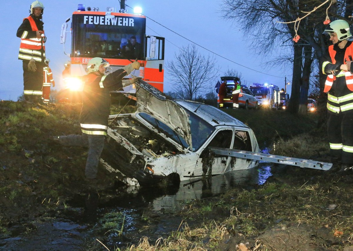 Unfall Stotternheim Nöda: Auto landet in Bach