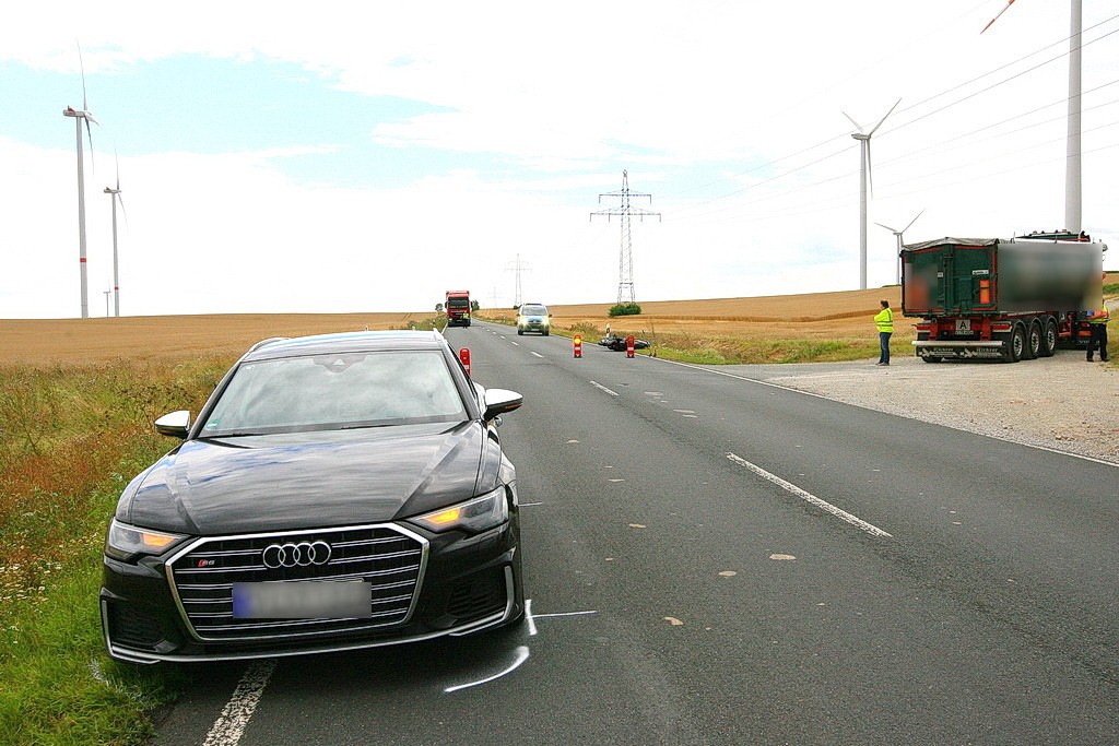 Der Fahrer dieses Audi S6 konnte noch rechtzeitig bremsen. Der Motorrad-Fahrer hatte aber keine Chance, ist ungebremst hinten draufgefahren.