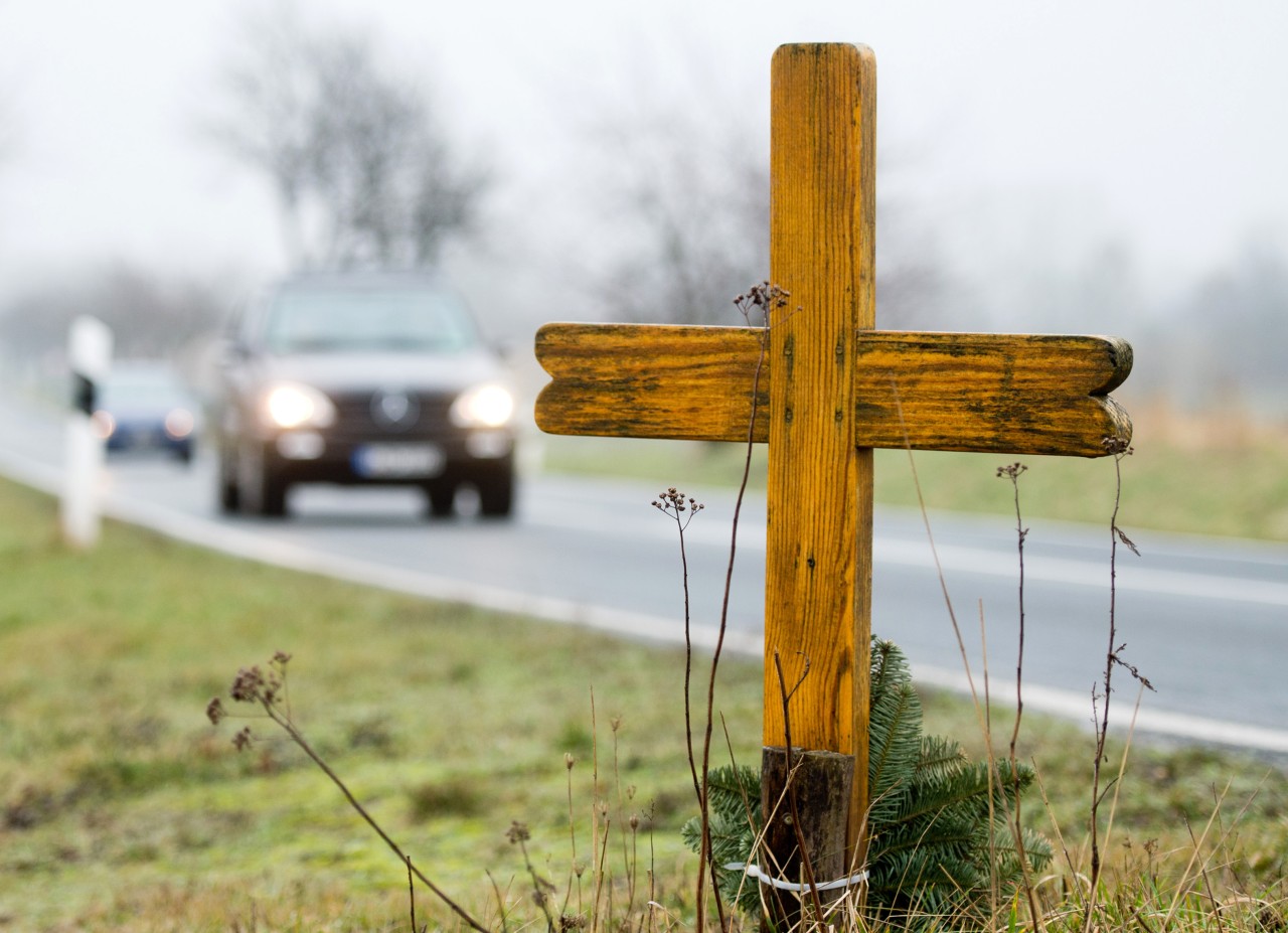 Zur Erinnerung an Verkehrstote stehen in Thüringen viele Straßenkreuze an Bundesstraßen und Autobahnen. (Symbolbild)