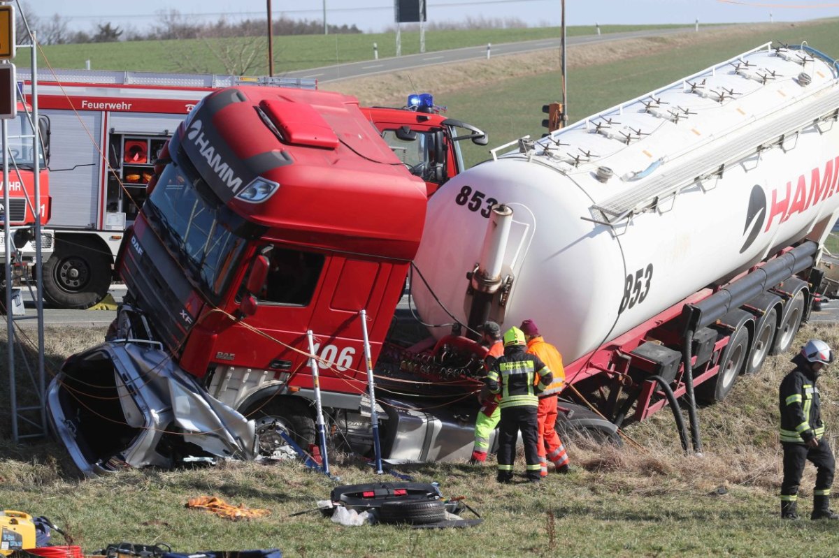 Unfall auf der B92 bei Weida - Lkw begräbt Auto unter sich