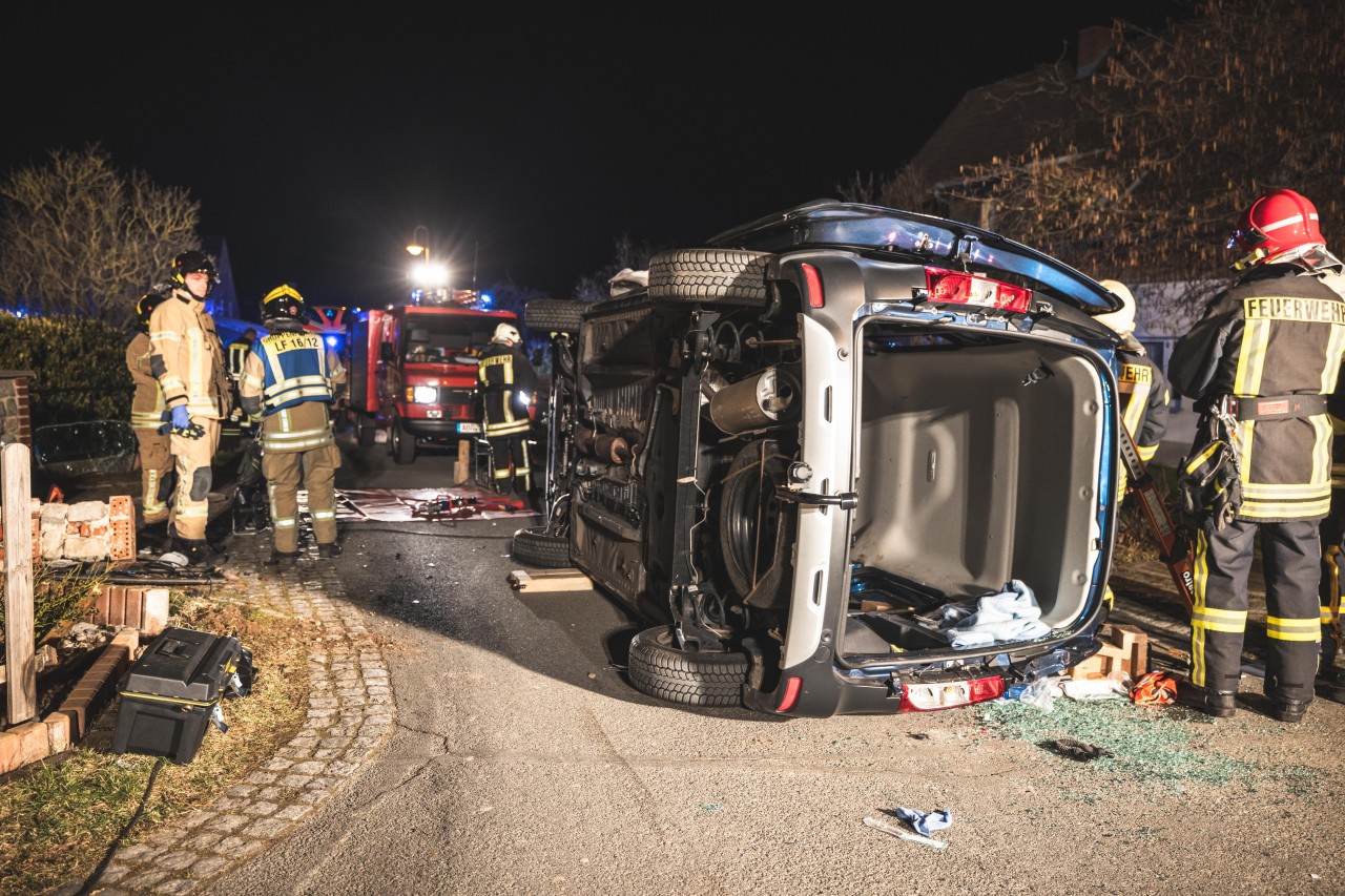 Im Altenburger Land in Thüringen kam es zu einem schlimmen Unfall. Die Feuerwehr befreite einen Mann über das Heck seines Autos. 
