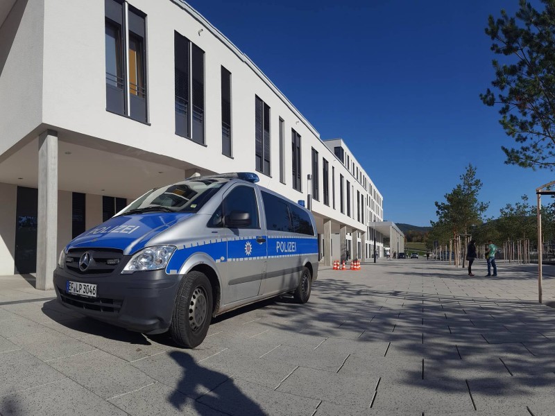 Ein Polizeiauto vor dem Universitätsklinikum Jena (UKJ).