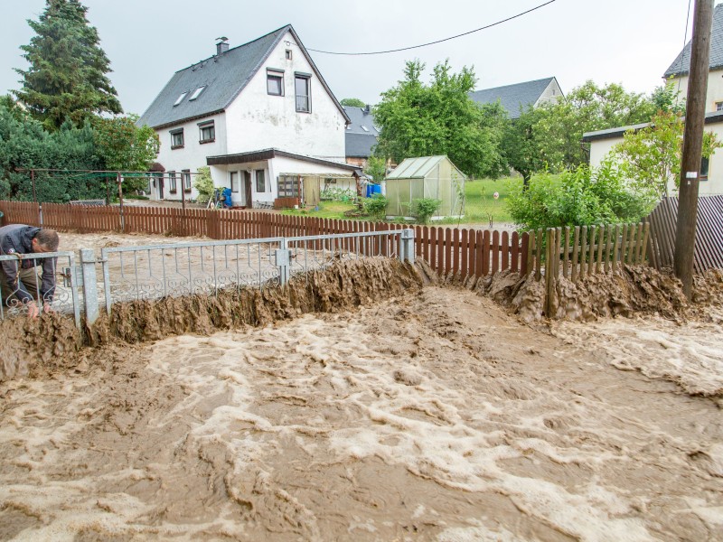 Starke Regenfälle und Unwetter haben in mehreren Thüringer Landkreisen und Sachsen für Überflutungen und Schäden gesorgt. Besonders betroffen war am Samstag der Landkreis Schmalkalden-Meiningen. Das Ausmaß in Bilder.