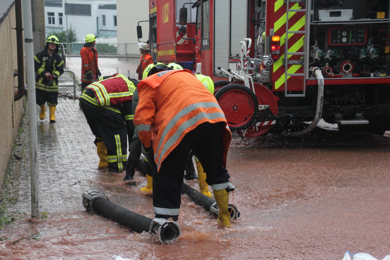 Unwetter in Thüringen: Die Feuerwehr will Schlimmeres verhindern. Doch ein Anwohner macht Probleme. (Archivbild)