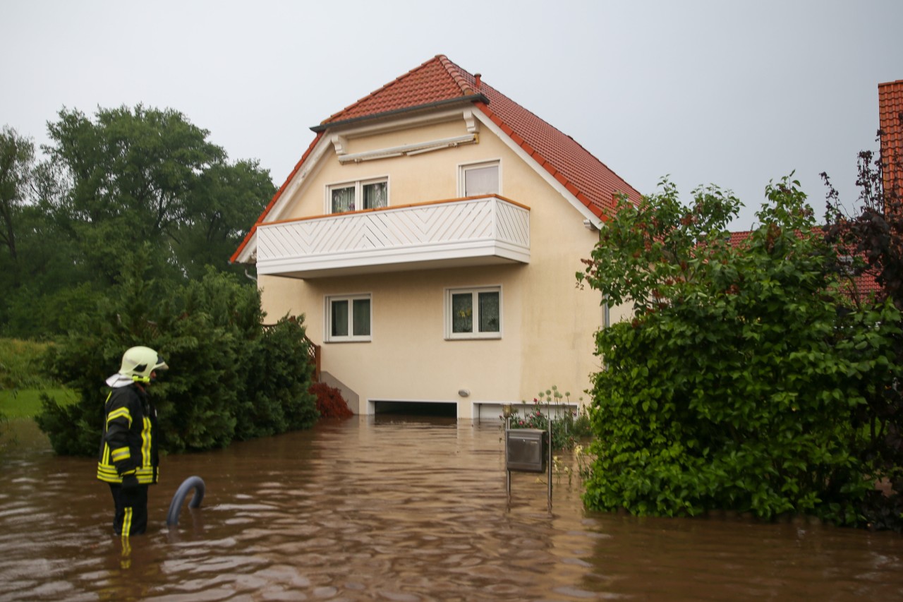 Massive Unwetter in Thüringen haben sogar eine Garage mit Wasser vollaufen lassen.
