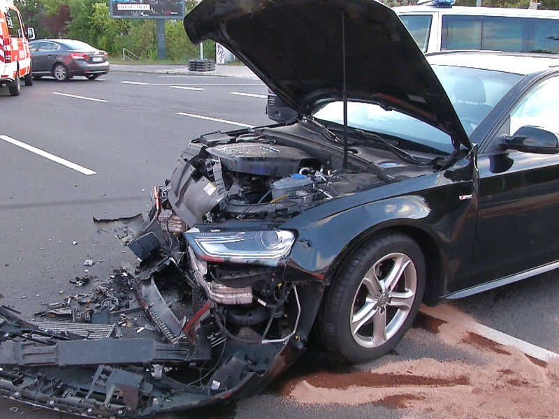 Ein Unfall an der Stauffenbergallee hat am Mittwoch (03.10.2018) für erhebliche Verkehrsbehinderungen in Erfurt gesorgt. Drei Menschen wurden bei dem Crash verletzt.