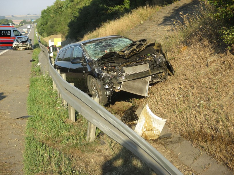 Bei einem Unfall auf der A9 bei Gösen hat sich am Samstagmorgen (28.07.2018) ein Auto überschlagen, nachdem es seitlich gerammt wurde. Eine Frau wurde leicht verletzt.