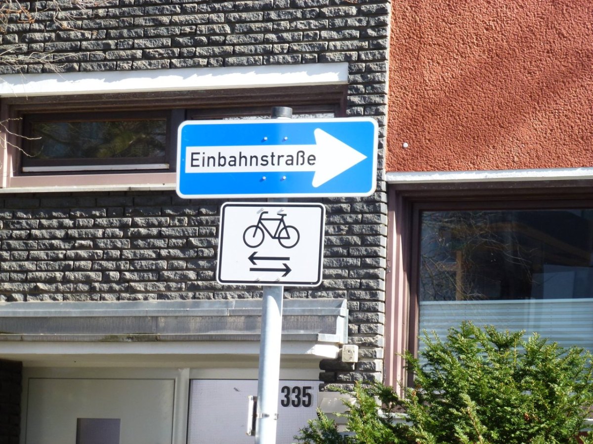 Verkehrsschild, Straßenverkehr, Verkehrszeichen, Einbahnstraße, Fahrradfahrer frei, Radfahrer, Fahrrad, Symbol, Symbolbild, Symbolfoto