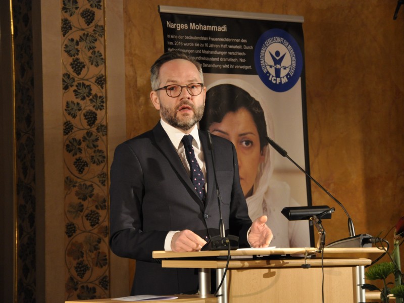 Staatsminister Michael Roth hält die Laudatio