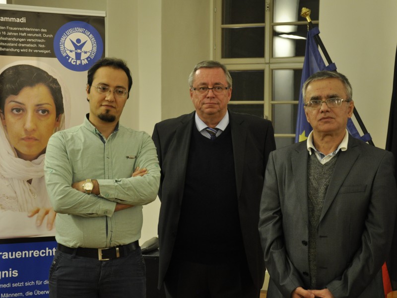 Weimars Oberbürgermeister Stefan Wolf (M.) beim offiziellen Empfang von Rahmani, dem Ehemann der Preisträgerin (r.)